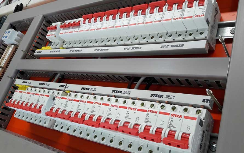 Entenda a importância de utilizar os disjuntores corretos para cada ambiente. Confira instruções e dicas para proteger sua instalação elétrica.