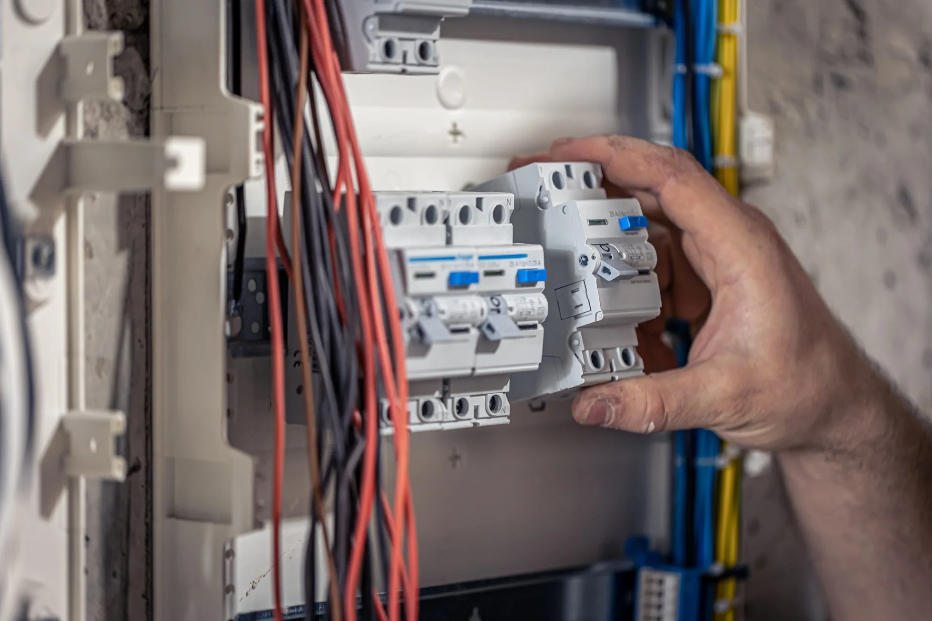 Saiba como organizar seu quadro de distribuição para garantir uma instalação elétrica segura, eficiente e sem riscos. Confira dicas!