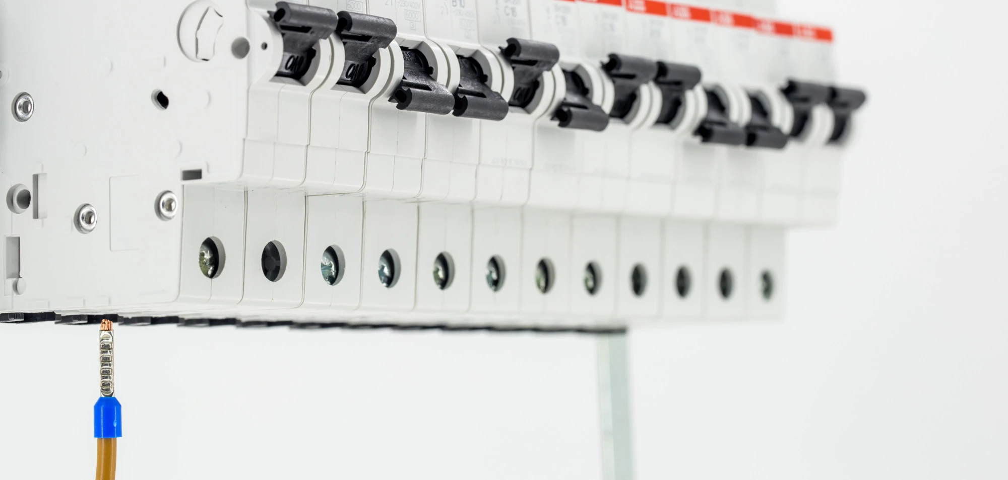 Confira algumas dicas de como escolher o disjuntor ideal para sua instalação elétrica. Invista em qualidade, segurança e economia com a Steck.